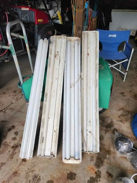 Photo of free 4 flourescent light sets (virgil) #1