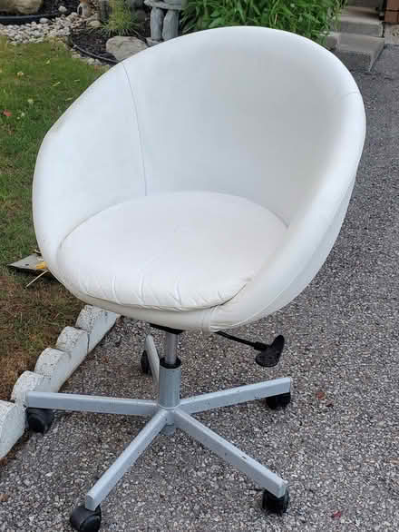 Photo of free Computer/make-up table chair (Northeast Newmarket) #1