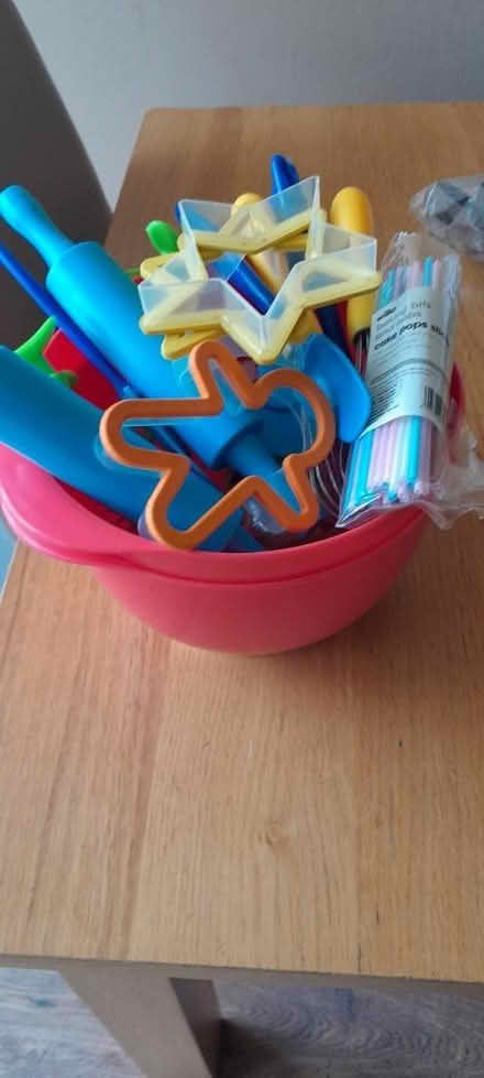 Photo of free Kids baking bowls (Wickford SS11) #1