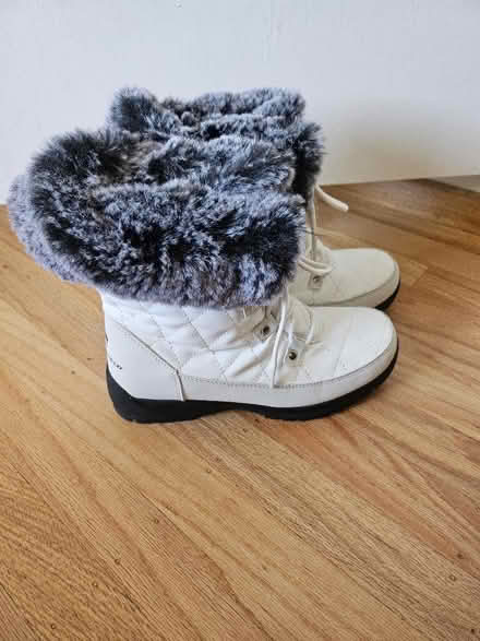 Photo of free Size 6M waterproof white snow boots (El Cerrito / East Bay) #1