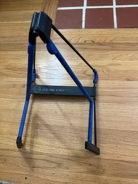 Photo of free folding guitar stand (UCD Med Ctr Sacto) #3