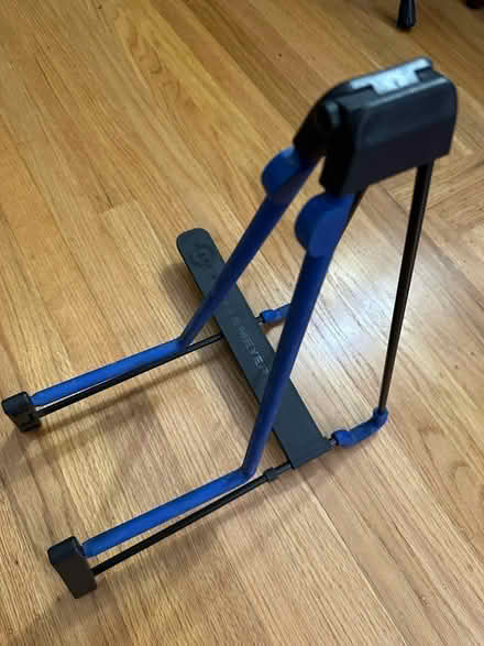 Photo of free folding guitar stand (UCD Med Ctr Sacto) #1