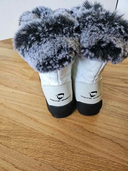 Photo of free Size 6M waterproof white snow boots (El Cerrito / East Bay) #2
