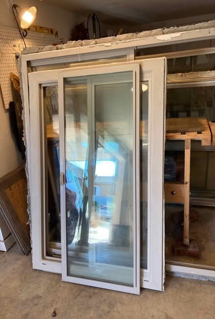 Photo of free 4 vinyl, 2-paned, retrofit windows (Richmond Annex) #4