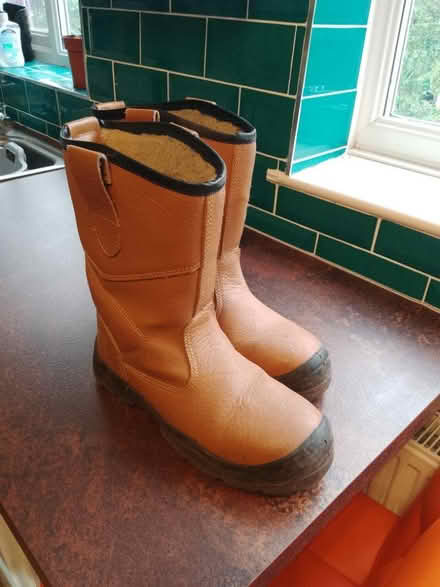 Photo of free Men's size 9 safety rigger boots (Salt, ST18) #1