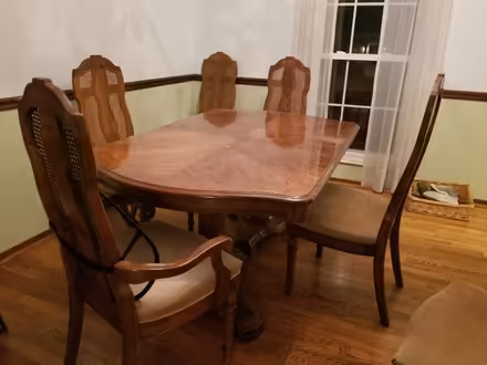 Photo of free Dining room table & chairs (Maryland Heights) #1