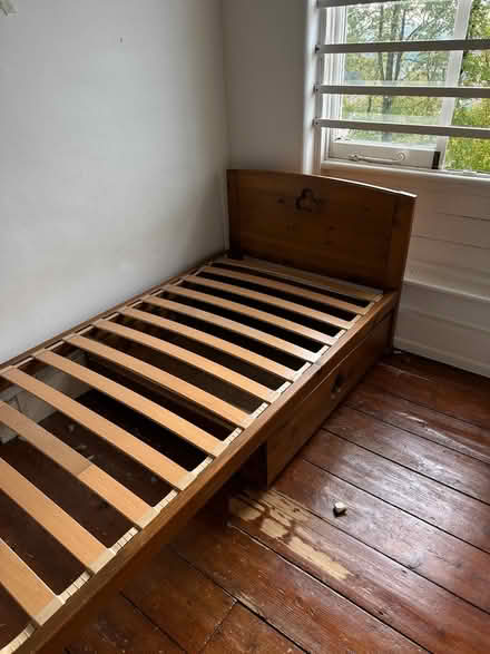 Photo of free Since bed frame (New barnet) #2