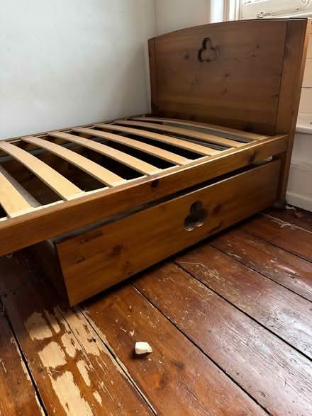 Photo of free Since bed frame (New barnet) #4