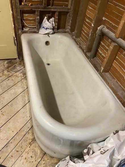 Photo of free Vintage Cast Iron Corner Tub (Montlake (98112)) #3