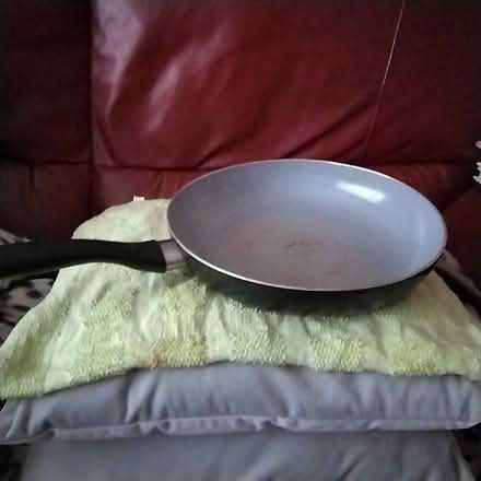 Photo of free medium size frying pan & baking tray (Marton Bank FY3) #2