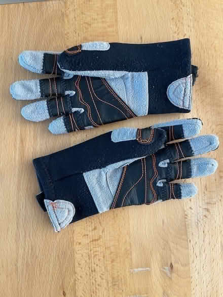 Photo of free Childs Sailing Gloves Size 4 (Weymouth (DT3)) #1