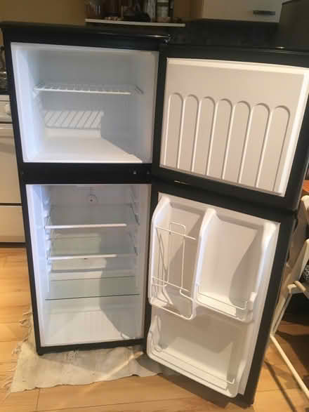 Photo of free working fridge (near ossington subway) #2