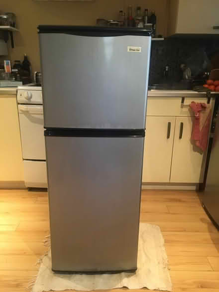 Photo of free working fridge (near ossington subway) #1