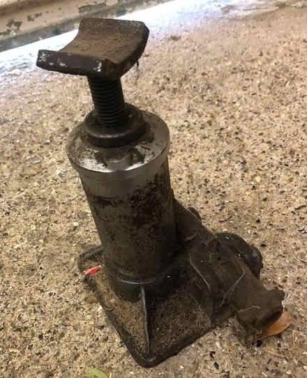 Photo of free Hydraulic jack. (Pound Hill RH10) #1