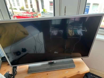 Photo of free LG 32" 1080p TV, broken (Dyke Road area BN1) #1