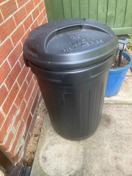 Photo of free Plastic 80litre outdoor bin and lid (Gainsborough DN21) #1