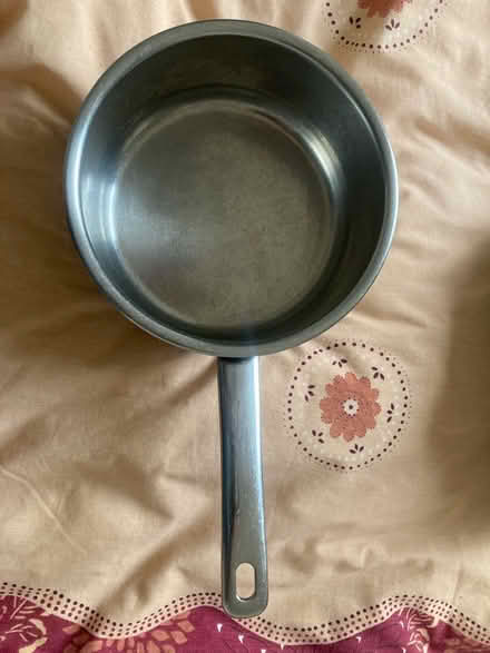 Photo of free medium-sized, solid saucepan (Highbury N5) #1