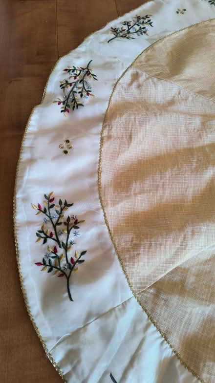 Photo of free Christmas Tree Skirt (Westmont) #3