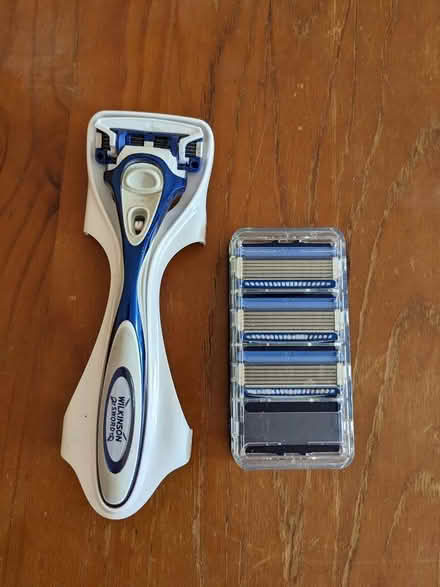 Photo of free Wilkinson Sword razor and 3 unused blades (Haghill G31) #1