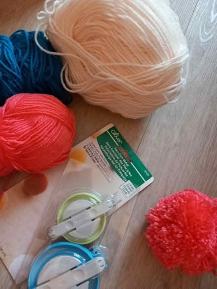 Photo of free Pom-pom maker set & wool (OL12) #2