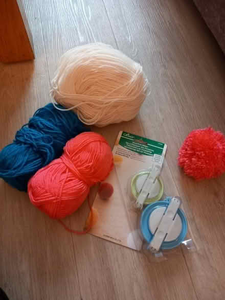 Photo of free Pom-pom maker set & wool (OL12) #1