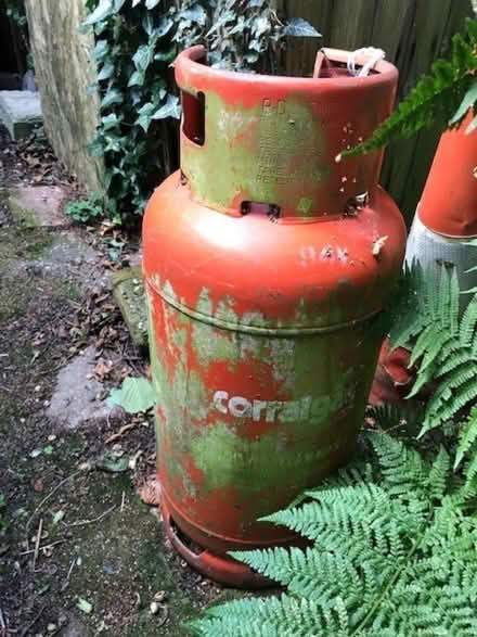 Photo of free 2 Gas Cylinders (Sandhurst TN18) #1