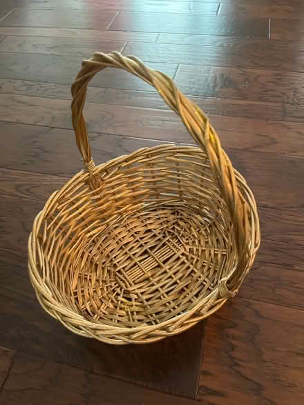 Photo of free Gold gift basket (Near Cunningham Park Elem) #1