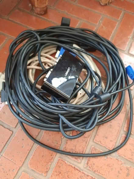 Photo of free VGA cables and splitter (Gayton CH60) #1