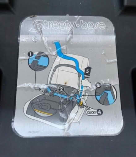 Photo of free Maxi-Cosy car seat with base (Morden SM4) #4