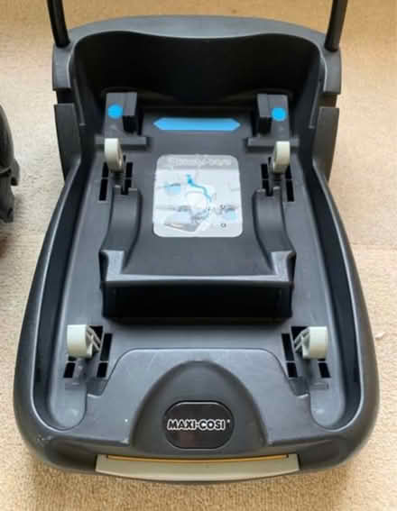 Photo of free Maxi-Cosy car seat with base (Morden SM4) #3