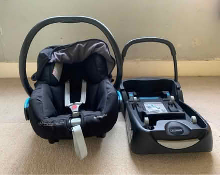 Photo of free Maxi-Cosy car seat with base (Morden SM4) #2