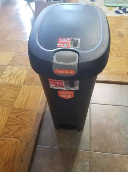 Photo of free Trashcan (Woodley Park) #1
