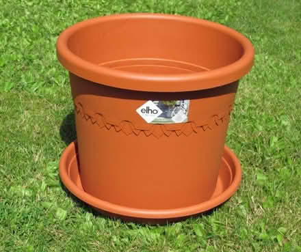 Photo of free Large terracotta-coloured plastic plant pot and saucer (Caldecott OX14) #1