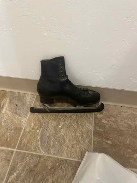 Photo of free Men’s size 8 figure skates (135th Near Scholls Ferry) #1