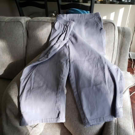 Photo of free REPOST * Ladies Capris (Schaumburg & Barrington Rds) #1