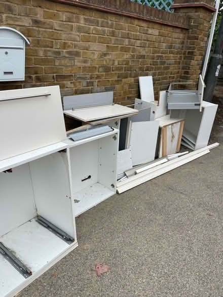 Photo of free Howdens kitchen pieces (Wimbledon SW20) #1