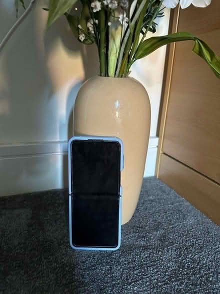 Photo of free Artificial Flowers and Vase (DE22) #2