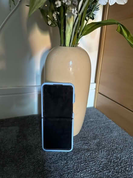 Photo of free Artificial Flowers and Vase (DE22) #2