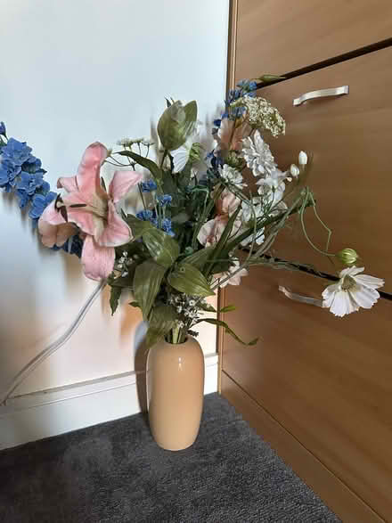 Photo of free Artificial Flowers and Vase (DE22) #1