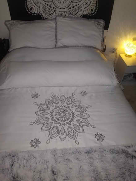 Photo of free quality king size bedding (Hartwood Green PR7) #2