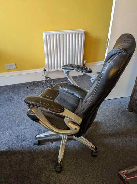 Photo of free Very battered office/gaming chair (Comiston EH10) #4