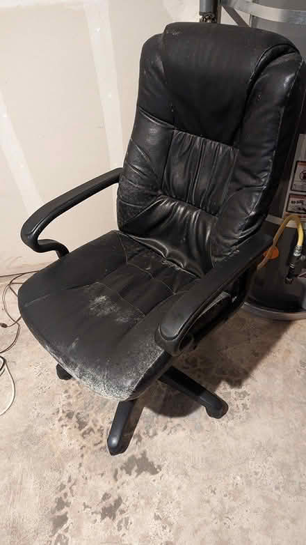 Photo of free Old leather swivel chair (Upper Lynnwood) #4