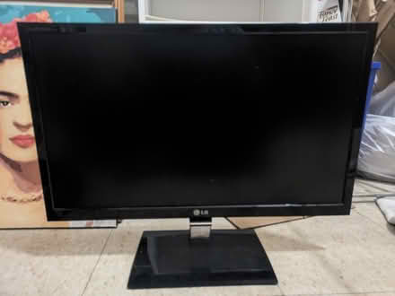 Photo of free 24" LG monitor, needs repair (Centretown) #2