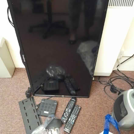 Photo of free 32" tv/monitor (plus wall bracket) (Chichester PO19) #3