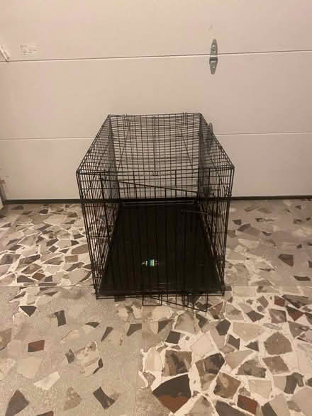 Photo of free Medium dog crate (BT8) #1