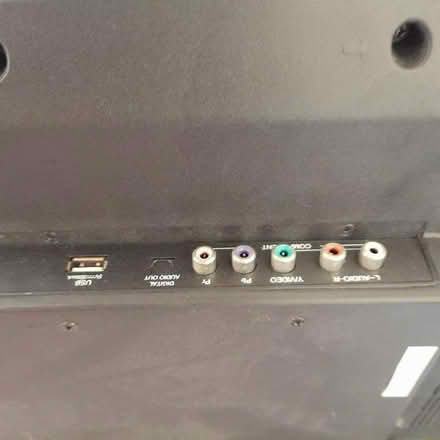 Photo of free 32" tv/monitor (plus wall bracket) (Chichester PO19) #1