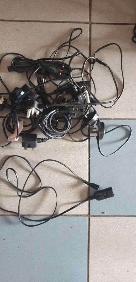 Photo of free 10 x Figure 8 power leads (Bagshot GU19) #1
