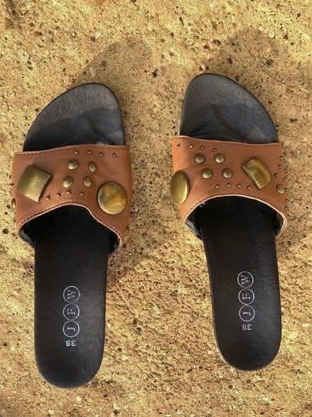 Photo of free Ladies shoes size 38 / 5.5 (Amersham HP6) #3