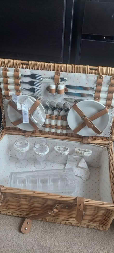 Photo of free Picnic hamper basket (west molesey KT8) #1