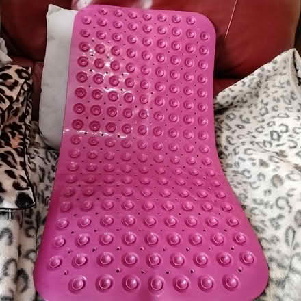 Photo of free pink non slip bathmat for inside bath (Marton Bank FY3) #3